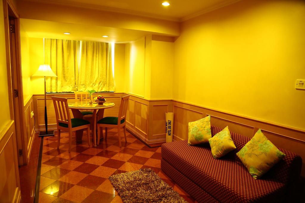 Kences Hotel -Opp Apsrtc Bus Stand Tirupati Buitenkant foto